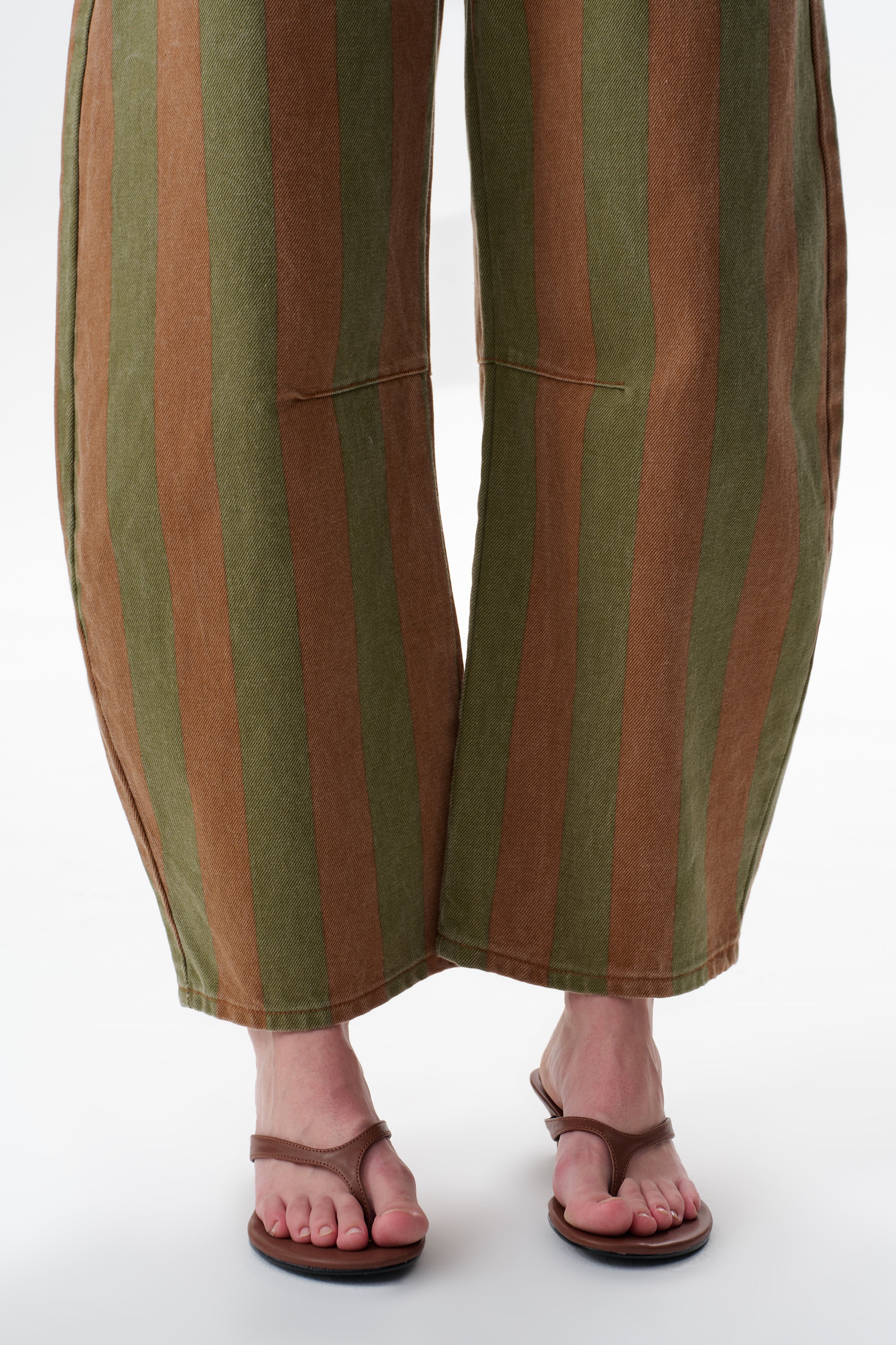 ONESO Bold Mid Rise Barrel Jeans