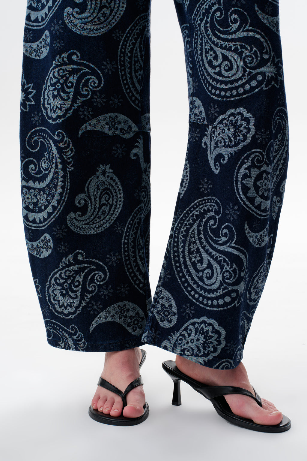 ONESO Bold Mid Rise Barrel Jeans