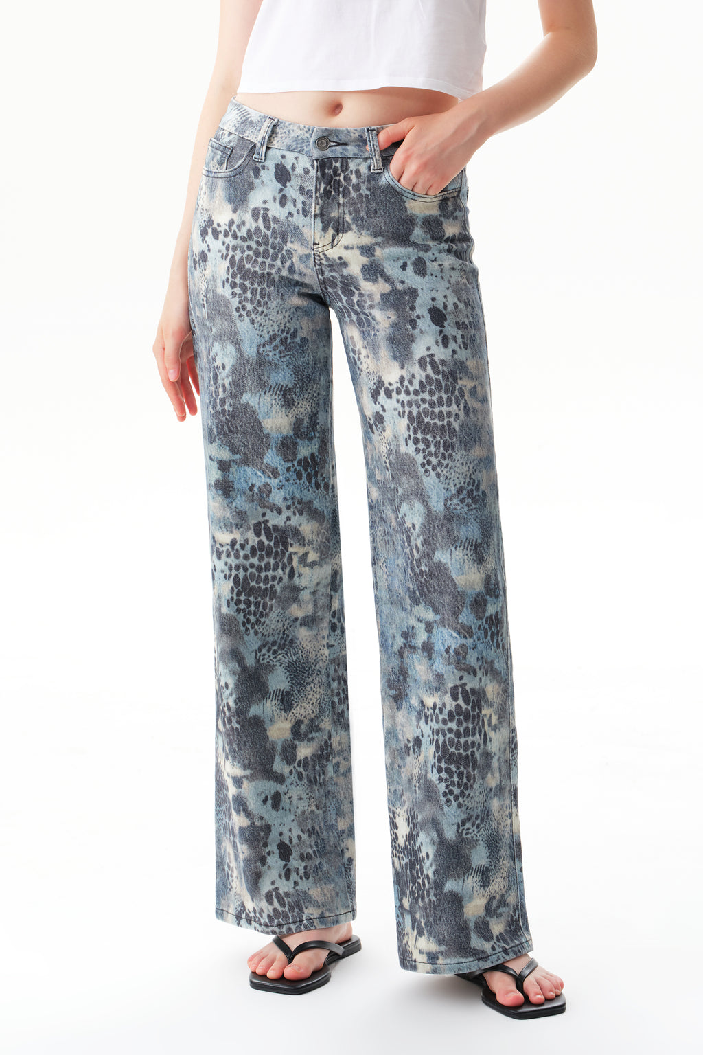 ONESO Eye-Catching Mid Rise Wide Leg Jeans