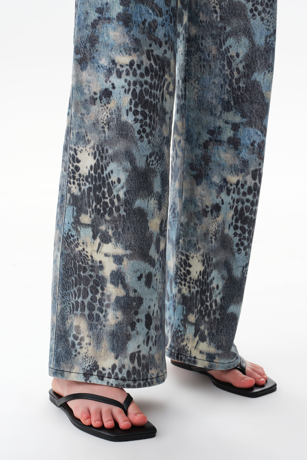 ONESO Eye-Catching Mid Rise Wide Leg Jeans