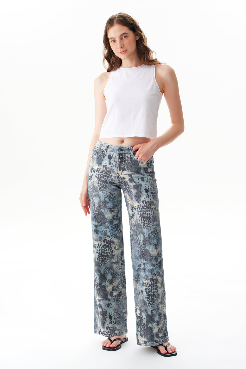 ONESO Eye-Catching Mid Rise Wide Leg Jeans