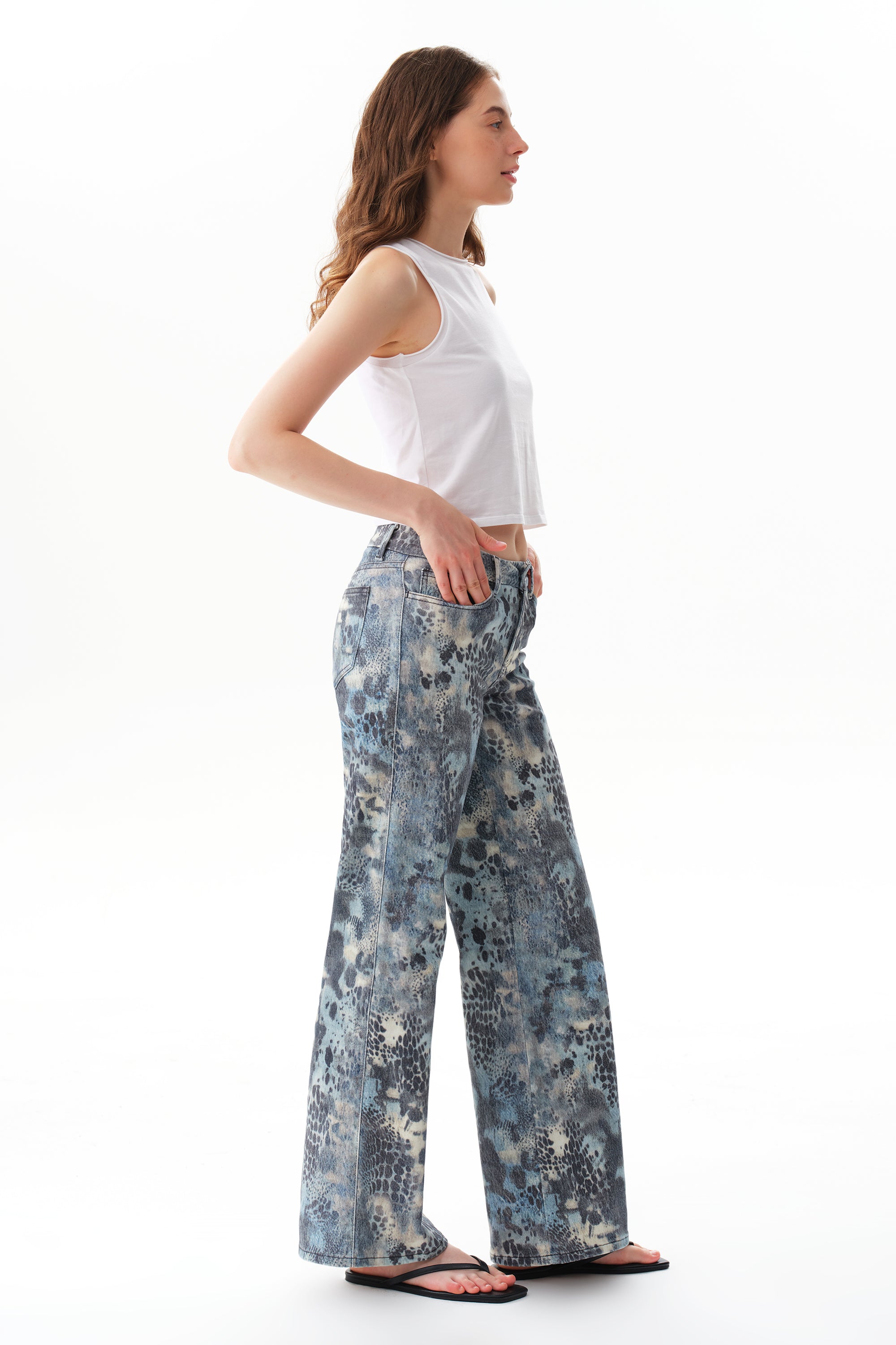 ONESO Eye-Catching Mid Rise Wide Leg Jeans